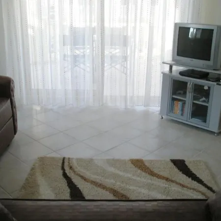 Beautiful Private Apartment In Prime Position With Fabulous Sea Views *